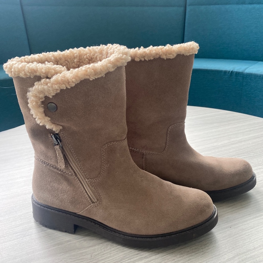 Clarks Women's Light Brown Suede Winter Boots with Cream Shearling Trim
